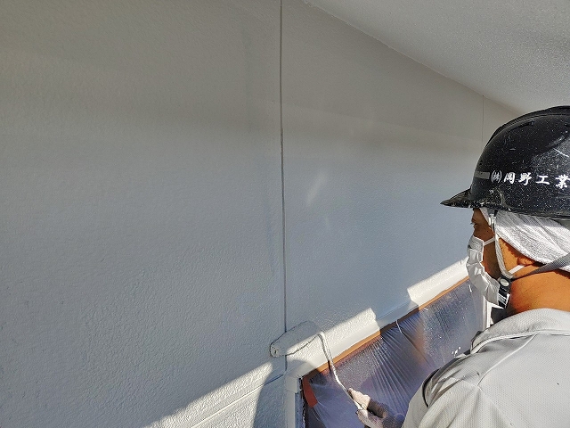 当店スタッフが塗装工事を行なっている